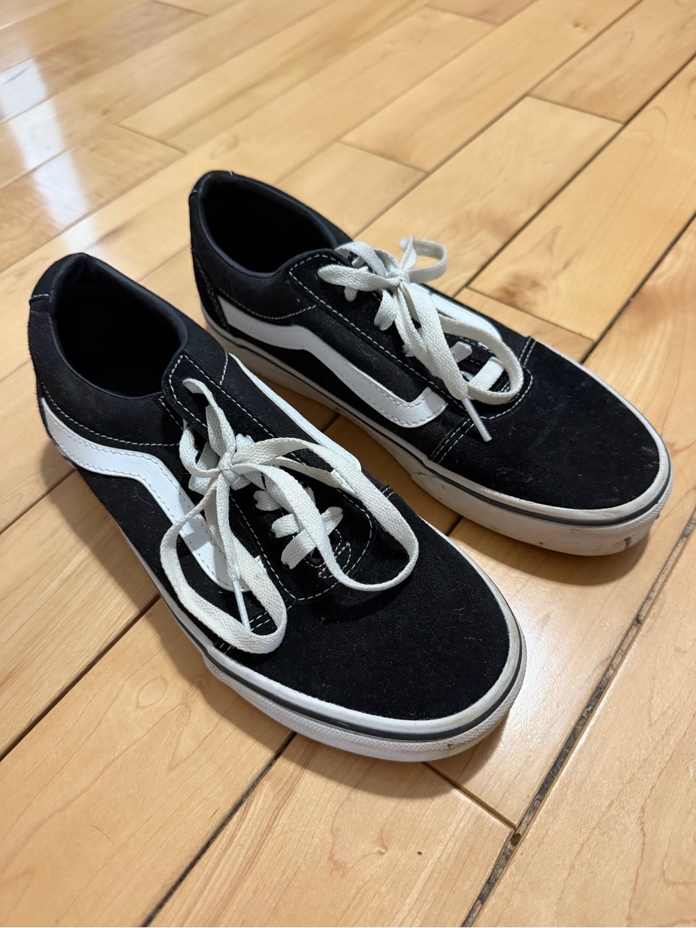 Vans womens Old Skool Black & White Low-Top Skate Shoes